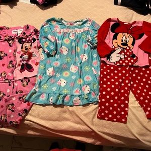 SIZE 18 MONTHS DISNEY & HELLOW KITTY BUNDLE PAJAMAS + NIGHTGOWN GIRLS  LOT1290